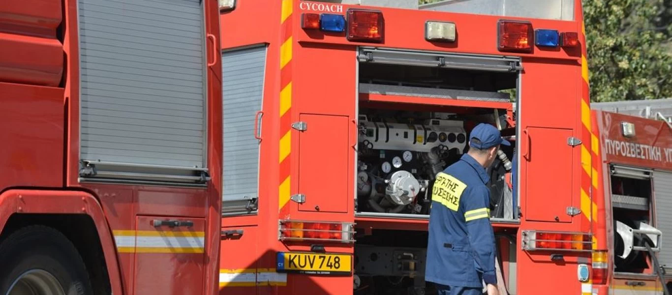 Κηφισιά: Τυλίχθηκε στις φλόγες αμάξι (φώτο)